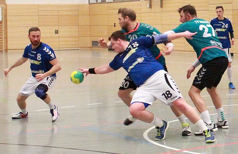 MHV-Spieler Tobias Karl im Kampf um den Ball mit der Stefter Abwehr